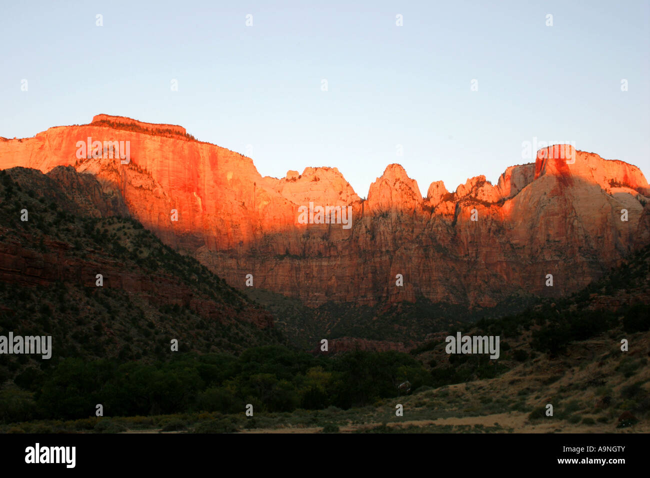 Sonnenaufgang auf die Türme der Jungfrau, Zion Nationalpark, utah Stockfoto