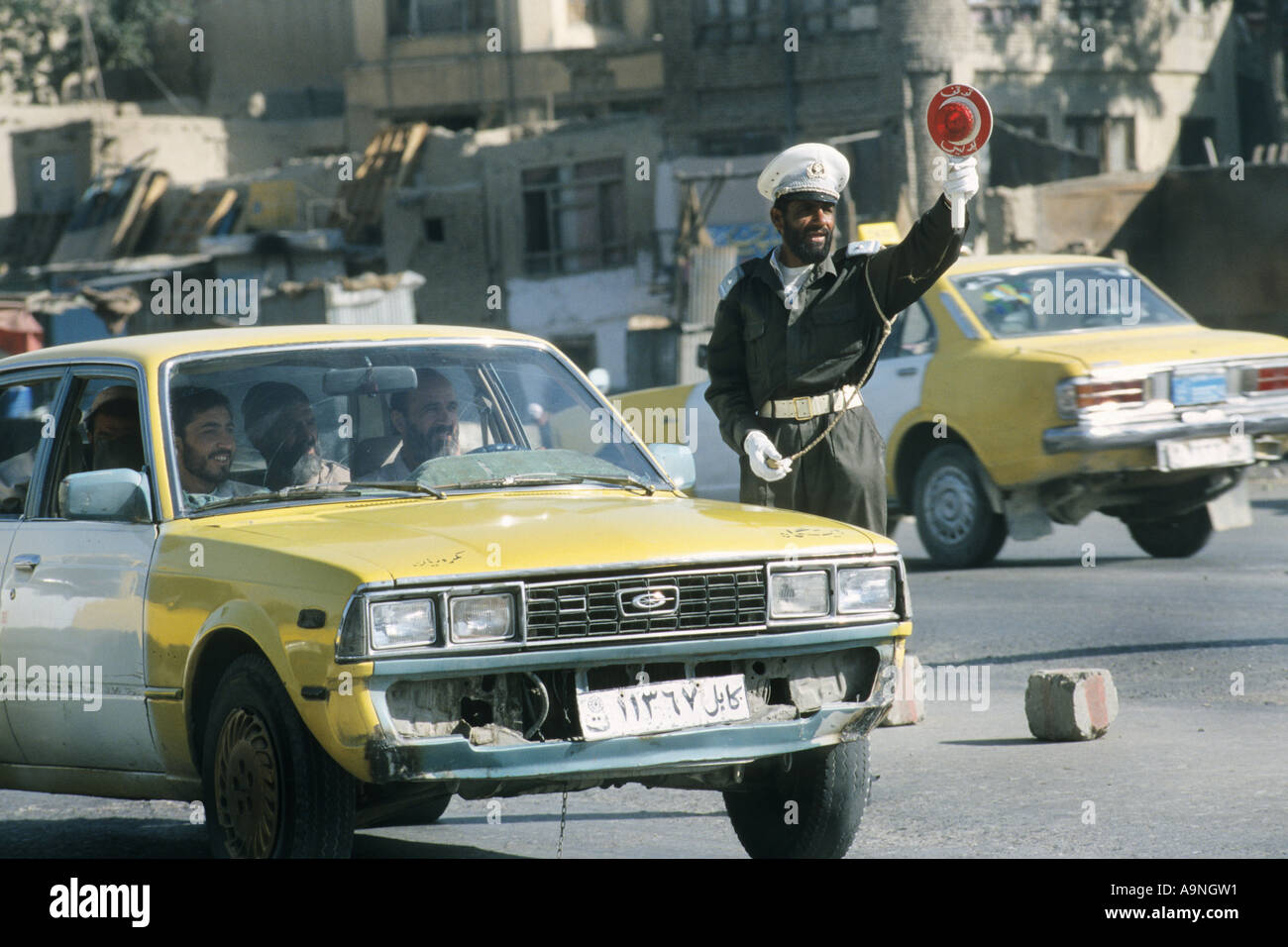 Afghanistan, Kabul, afghanischer Polizist ist die Regulierung der Caotic Verkehr in der Stadt Stockfoto