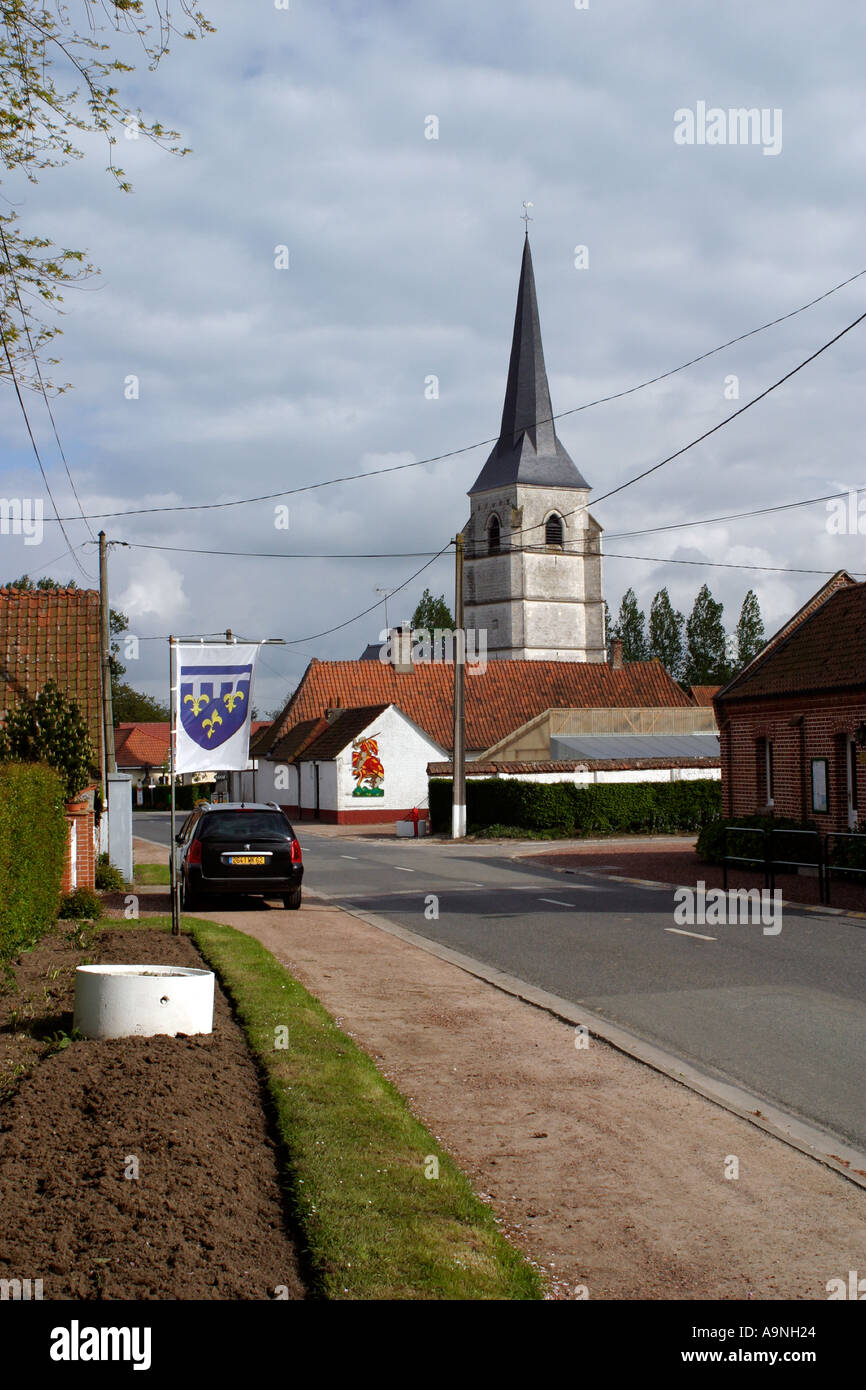 Main Street und Kirche Azincourt Pas De Calais Stockfoto