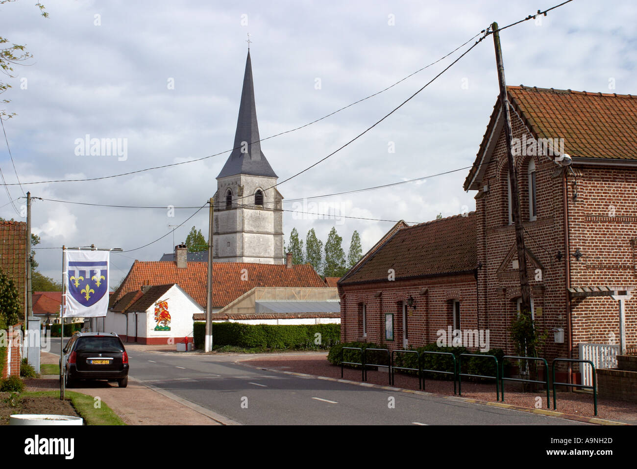 Azincourt Blick Richtung Kirche Dorf Straßendorf hat zahlreiche Banner am Straßenrand Pas De Calais Stockfoto