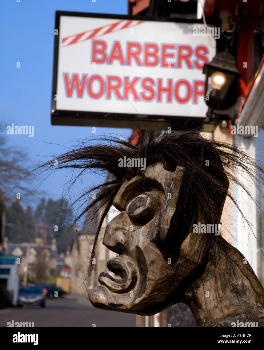 Eine amüsante Skulptur vor einem Geschäft Barbiere in Pitlochry Stockfoto