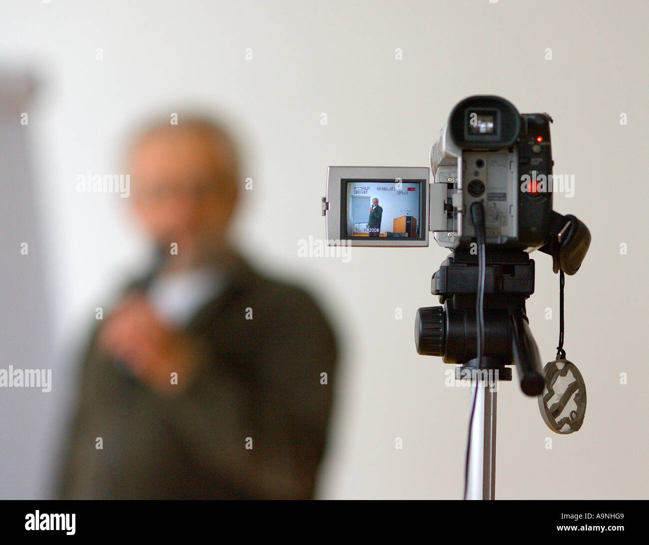 Eine Video-Kamera fokussiert auf einen Sprecher bei einer Konferenz in Deutschland Stockfoto