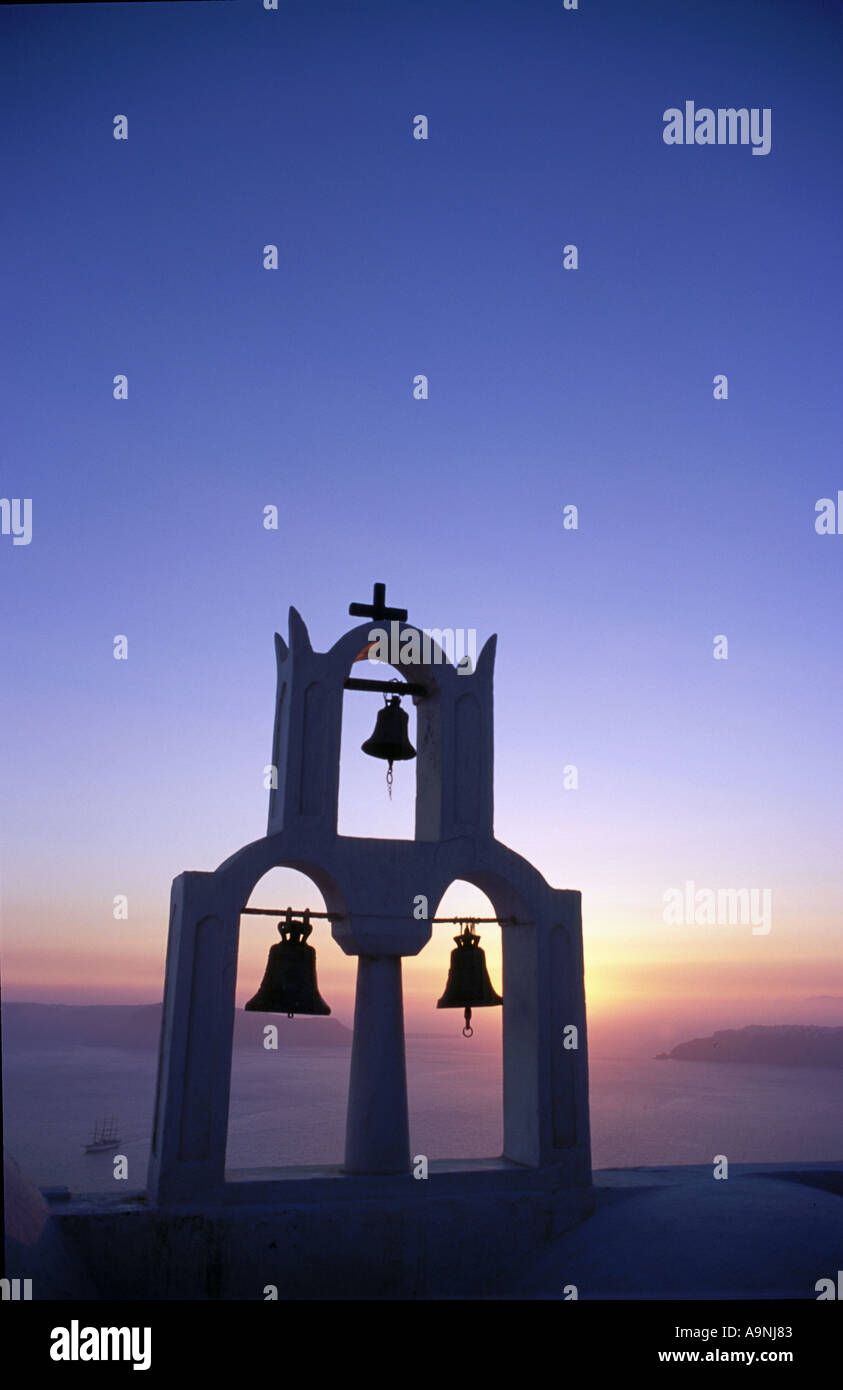 Griechisch-orthodoxe Kirchenglocken in Santorini Stockfoto