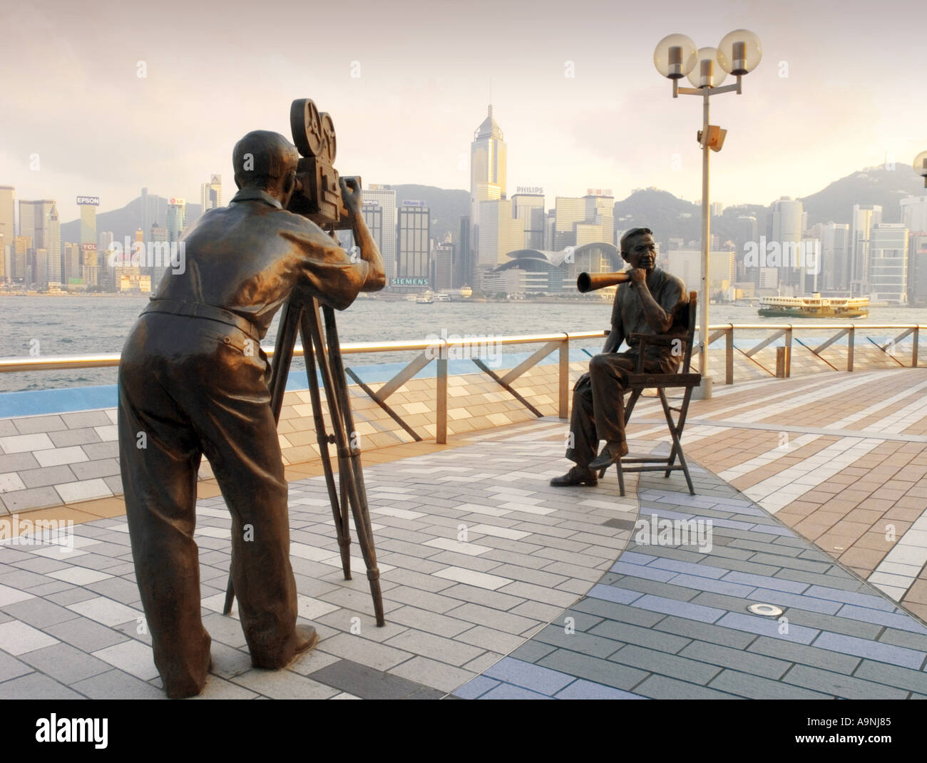 Allee der Stars in Tsimshatsui Fußgänger Korridor in Hong Kong China chinesische Asien Asiatische Reise Reisen Leben Film Statue skyline Stockfoto