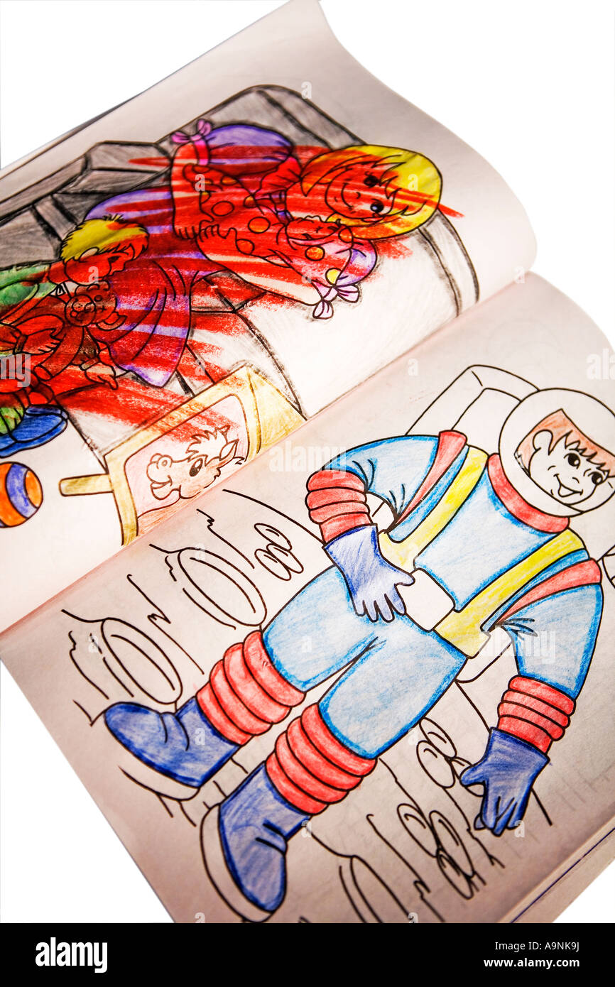 Bild von einem Malbuch offen mit einem glücklich Familienszene ausgekratzt mit roter Kreide neben einer schön farbige astronaught Stockfoto