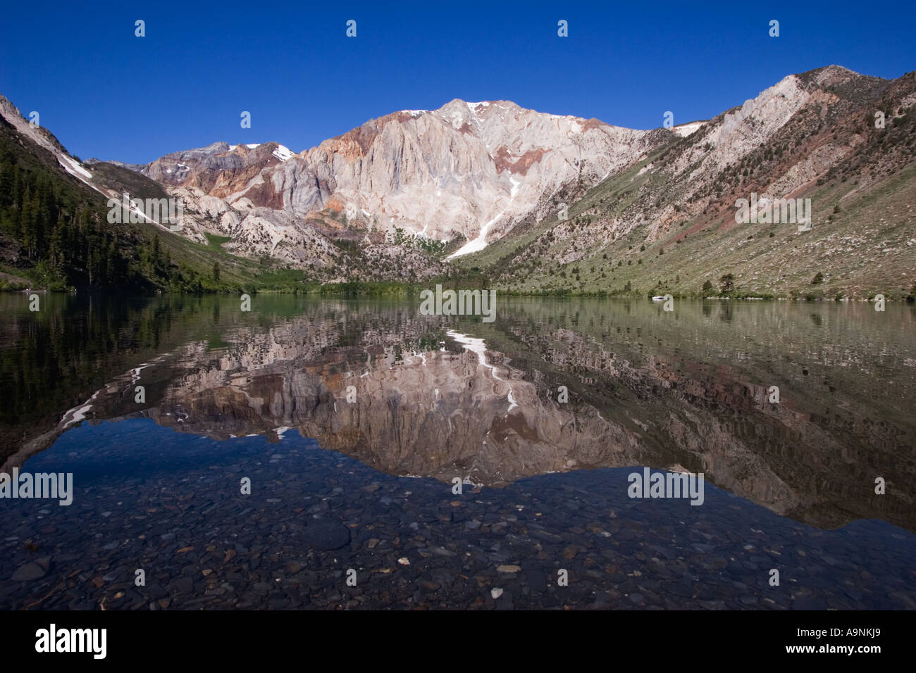 Convict Lake in der östlichen Sierra Nevada mit Laurel Berg im Hintergrund Inyo National Forest Kalifornien Stockfoto