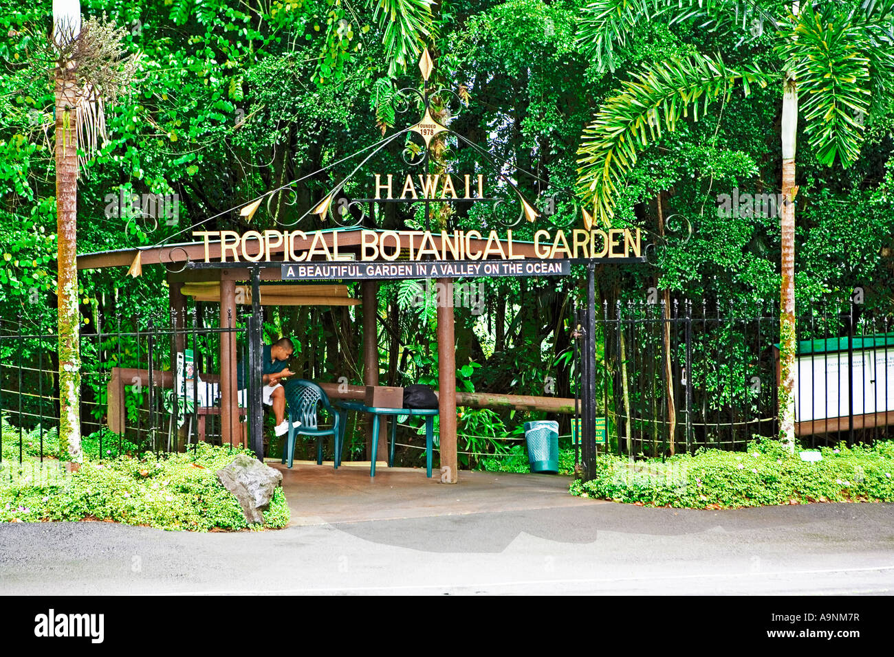 Bild zeigt die Eingangstore zu Hawaii Tropical Garden in der Nähe von Hilo mit einem jungen Hawaiian warten auf Besucher begrüßen Stockfoto