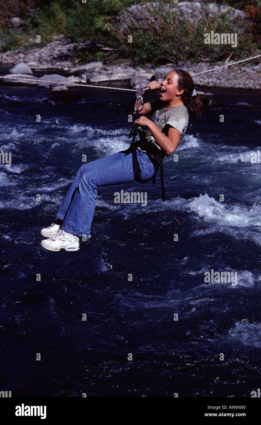 Ein junges Mädchen zog sich über eine Hilfsseilbahn hoch über Shirley Canyon Creek CA Stockfoto