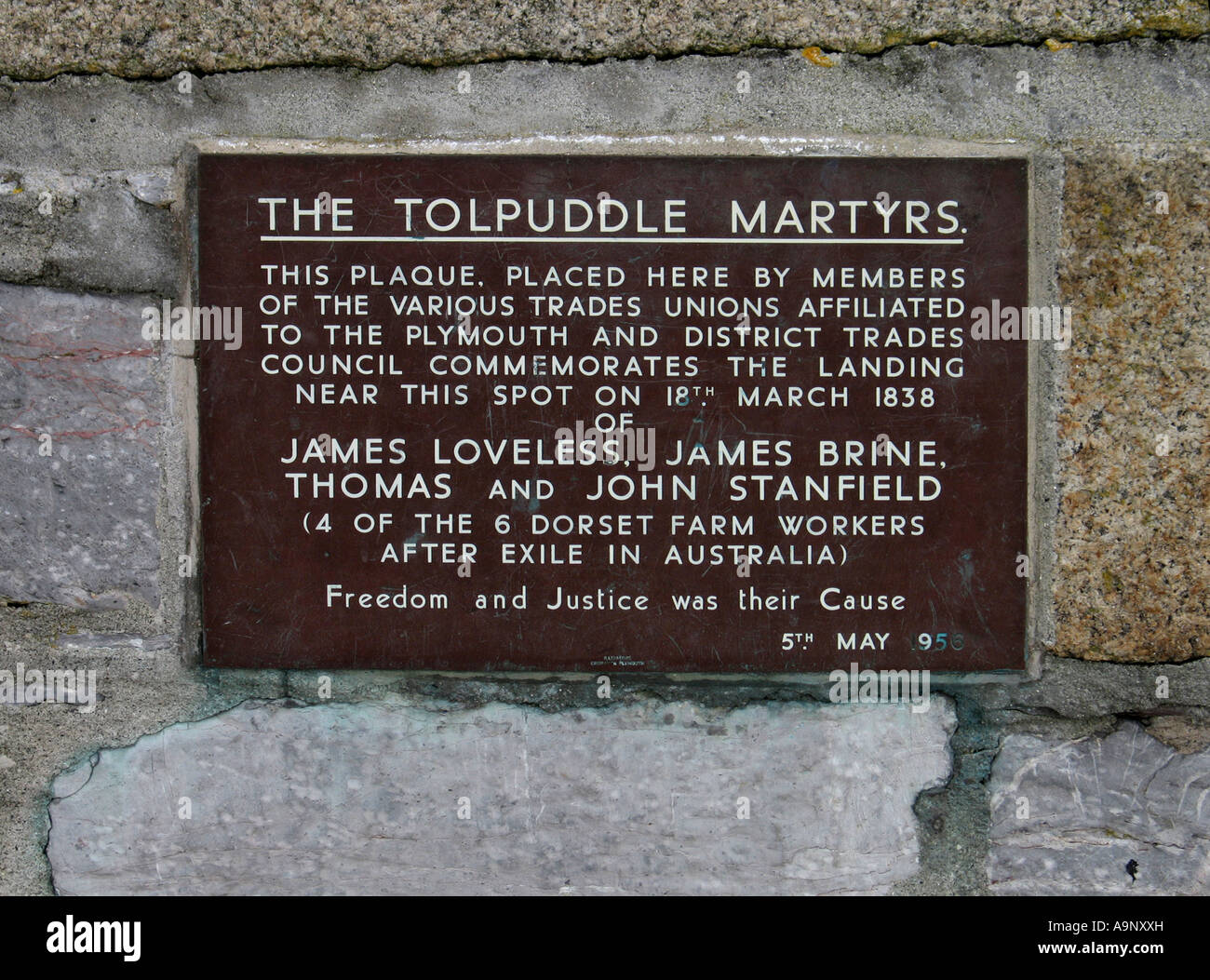 Bronzetafel auf Plymouth Barbican zum Gedenken an den Personennahverkehr der Tolpuddle Märtyrer Stockfoto