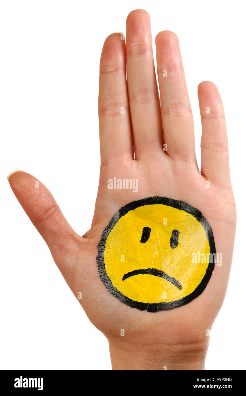 Hand mit einem lustigen traurigen Smiley Gesicht Symbol expressive Geste isoliert weiß Ausschnitt Stockfoto