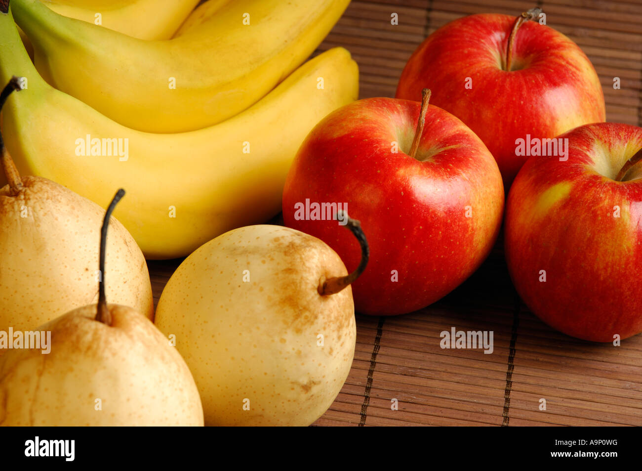 Appetitlich frisch Obst Bananen rote Äpfel und chinesische Birnen Nashi künstlerisch Fine Art Essen Stilleben Stockfoto