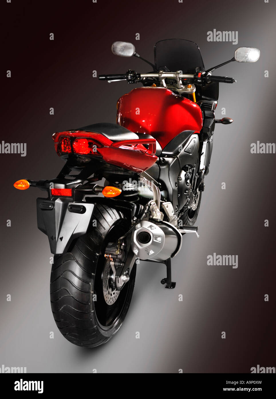 Rot Yamaha Fazer 1000 Motorrad Motorrad Motorrad isolierten Ausschnitt Stockfoto