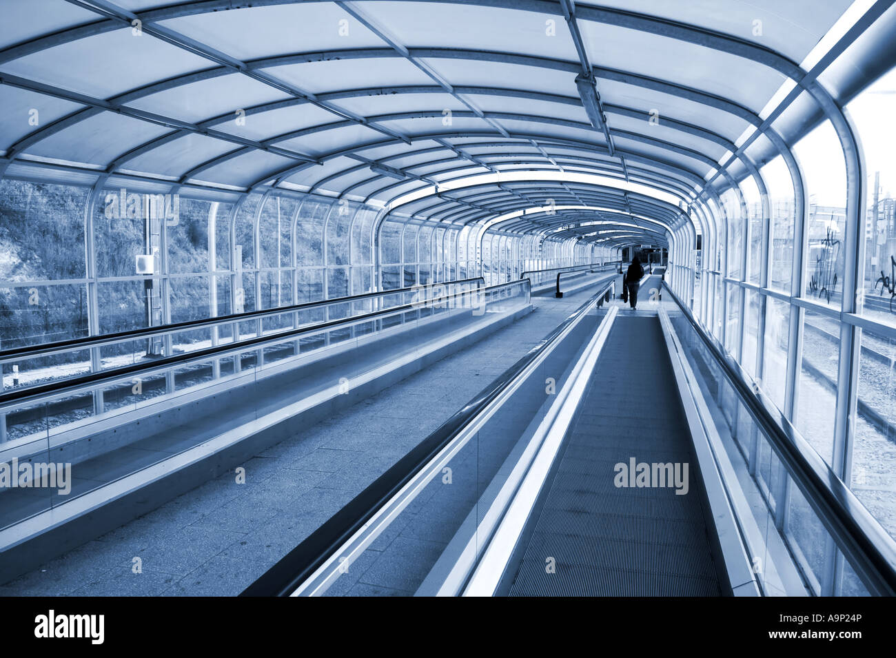 Laufband in einem futuristischen Tunnel. Stockfoto