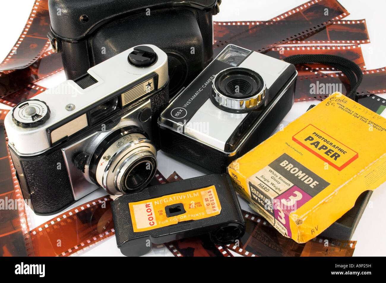 Vintage Filmkameras mit Fotopapier, negative Roll und Fall Stockfoto