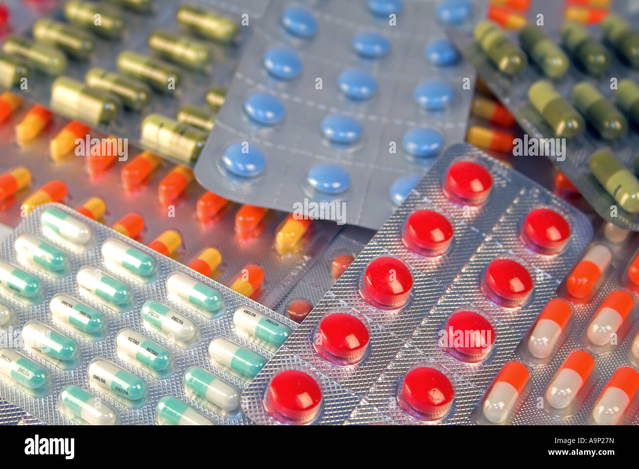 Streifen mit mehreren Arten von Pillen / / / Medikamenten verschüttet Hintergrund Tabletten Kapseln Medikamente Antibiotika aufgetürmt Streifen viele pharmazeutische Industrie-Heilung Stockfoto