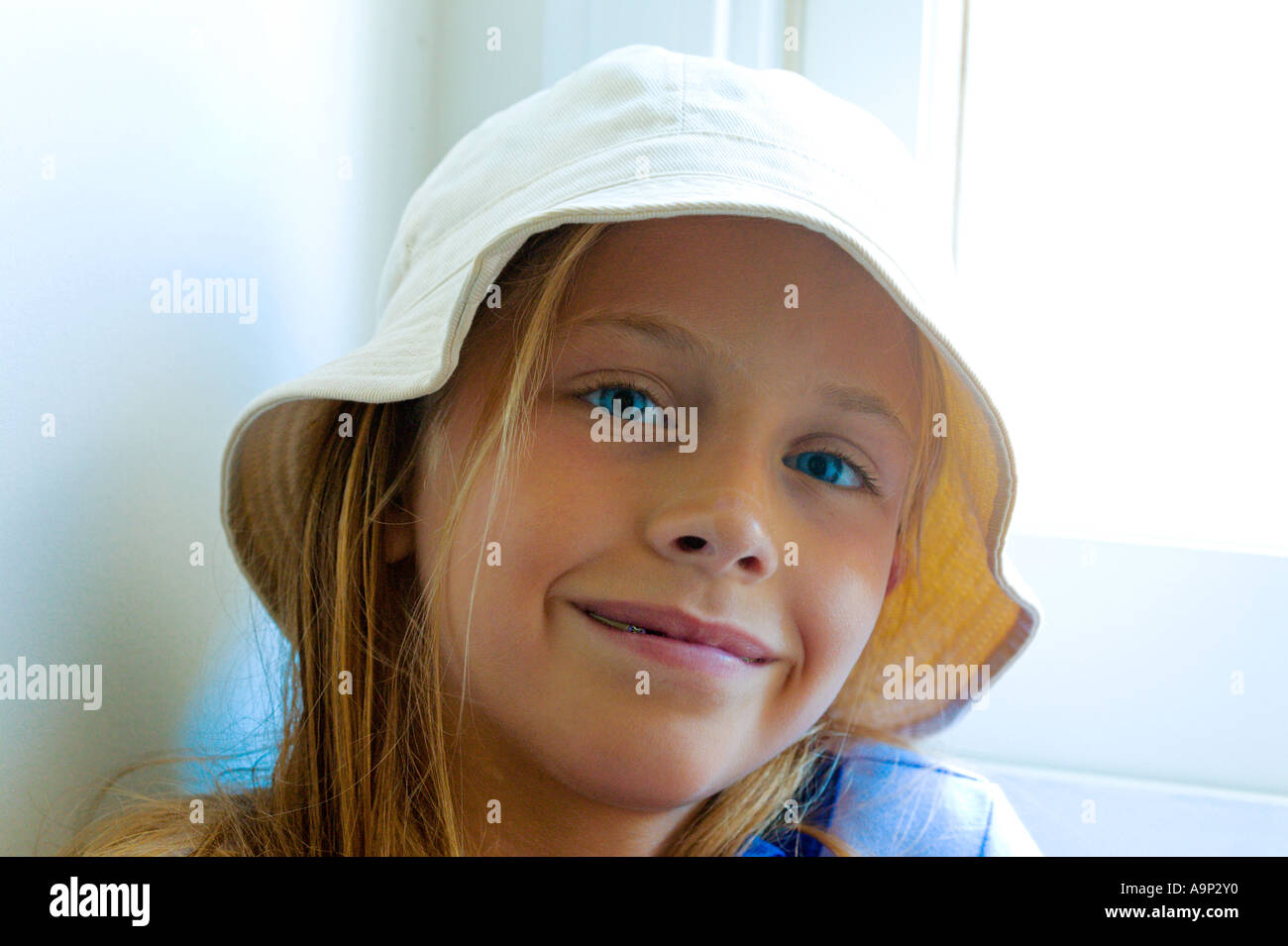 Porträt von lächelndes Mädchen mit Hut Stockfoto