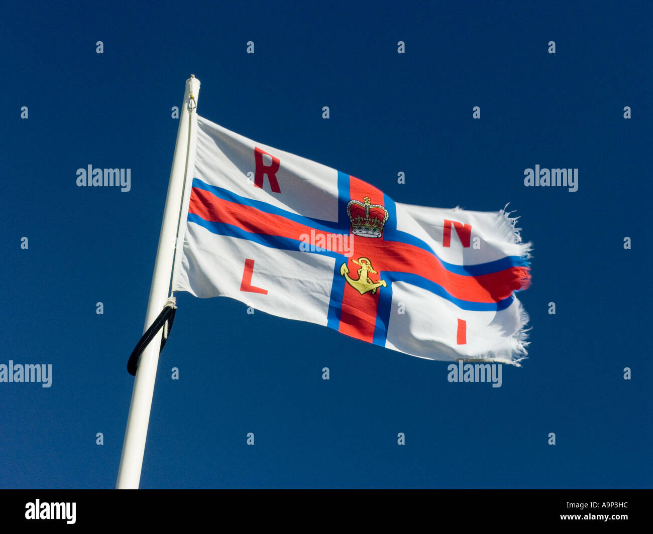 Die Flagge der Royal National Lifeboat Institution RNLI fliegen in einen blauen Himmel Stockfoto