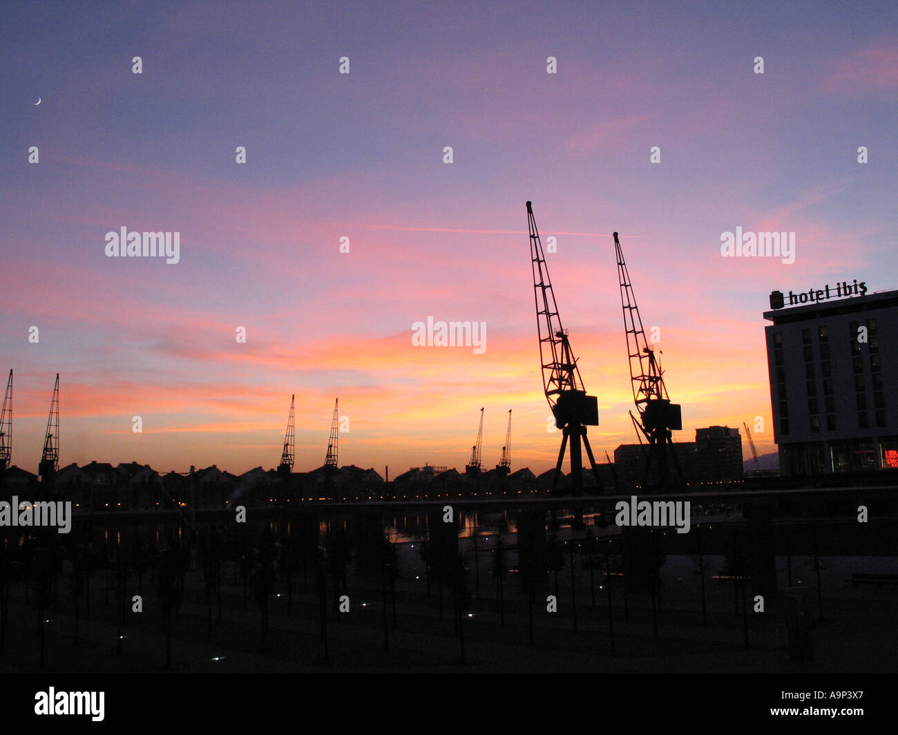 Sonnenuntergang über Canary Wharf und der Themse, London. Stockfoto