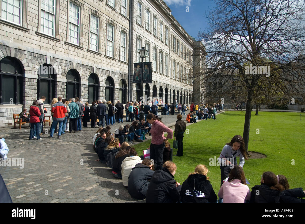 Schlange, um die alte Bibliothek im Trinity College in Dublin die illustrierte Manuskript The Book of Kells Anzeigen besuchen Stockfoto
