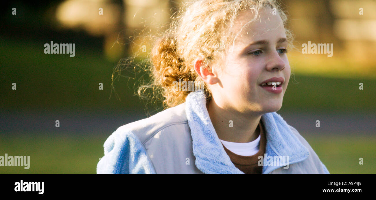 Nahaufnahme von Mädchen zu Fuß außerhalb Stockfoto