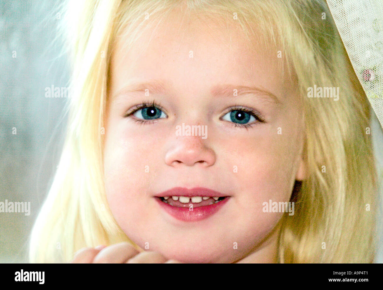 Porträt von lächelnden jungen Mädchen Stockfoto