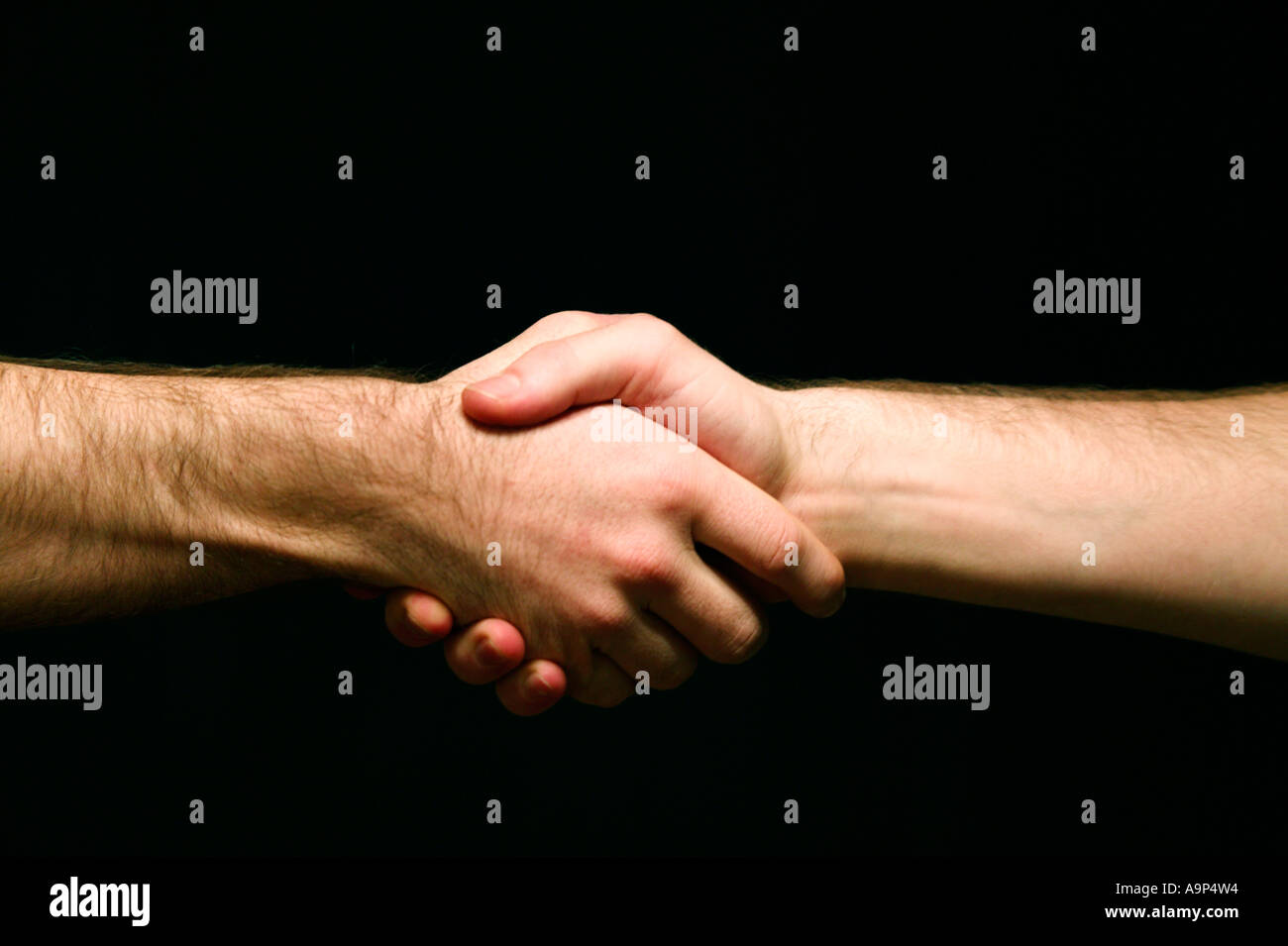 Nahaufnahme der Männer, die Hände schütteln Stockfoto