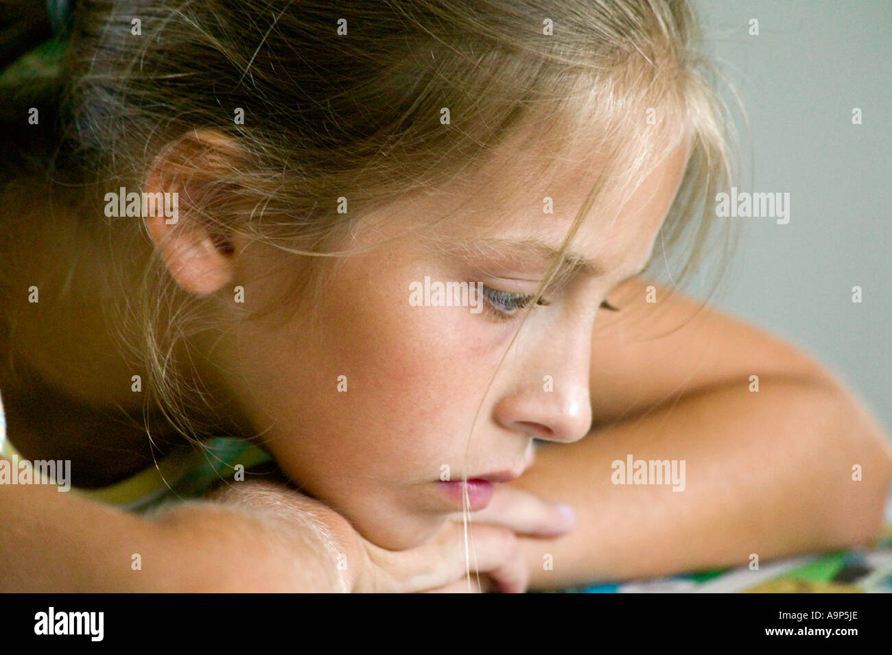 Nahaufnahme von jungen Mädchen lesen Stockfoto