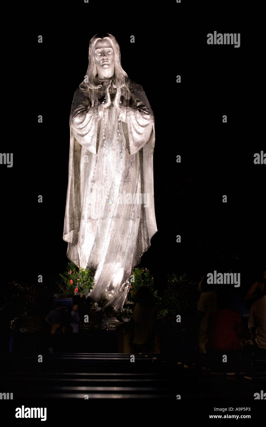 Beleuchtete Statue der Jungfrau Maria in Festa Italiana Milwaukee WI Stockfoto