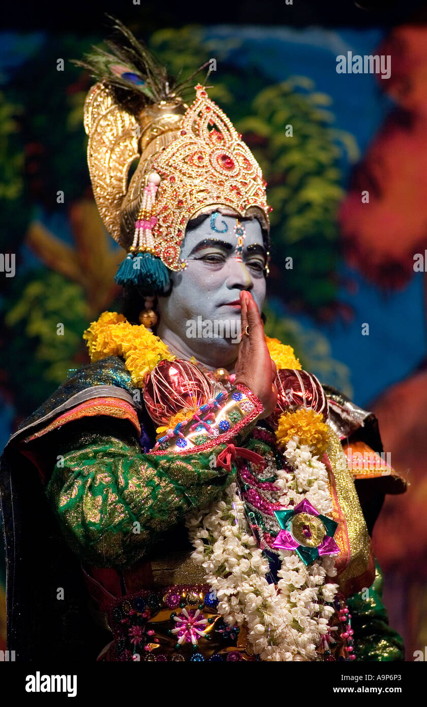 Indische Straße Schauspieler verkleidet als Krishna performing The Mahabharata auf der Bühne, Puttaparthi, Andhra Pradesh, Indien Stockfoto