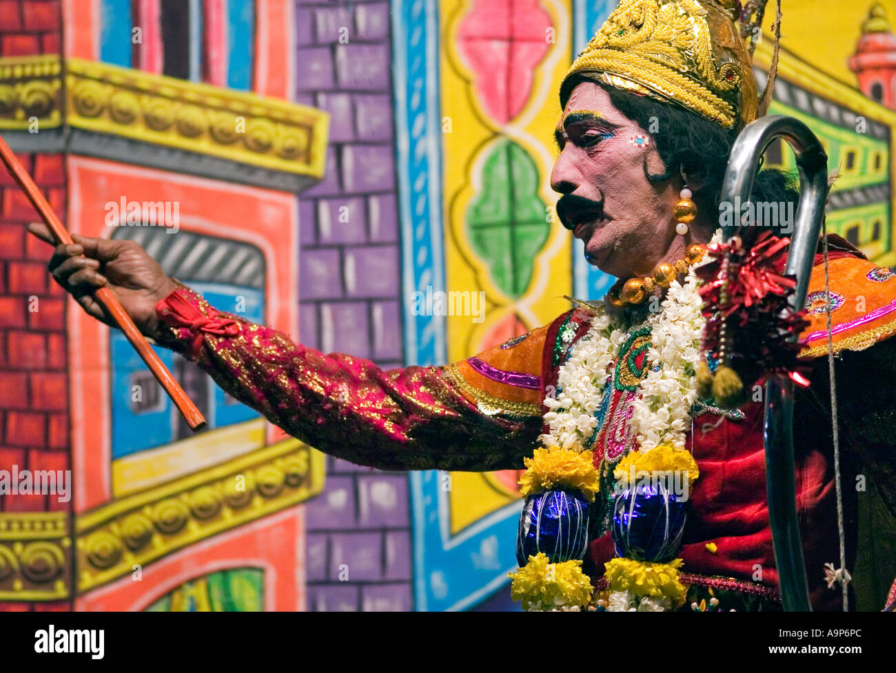 Indische Straße Schauspieler verkleidet als Arjuna performing The Mahabharata auf der Bühne Stockfoto