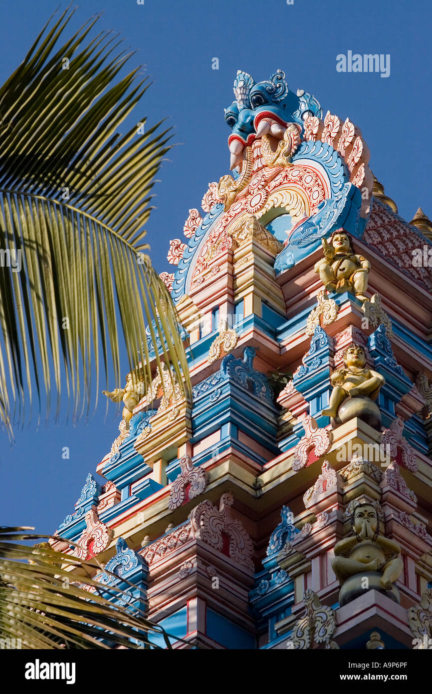 Gopuram Tor vor Sri Sathya Sai Baba Ashram, Prashanti Niliyam, Puttaparthi Stockfoto
