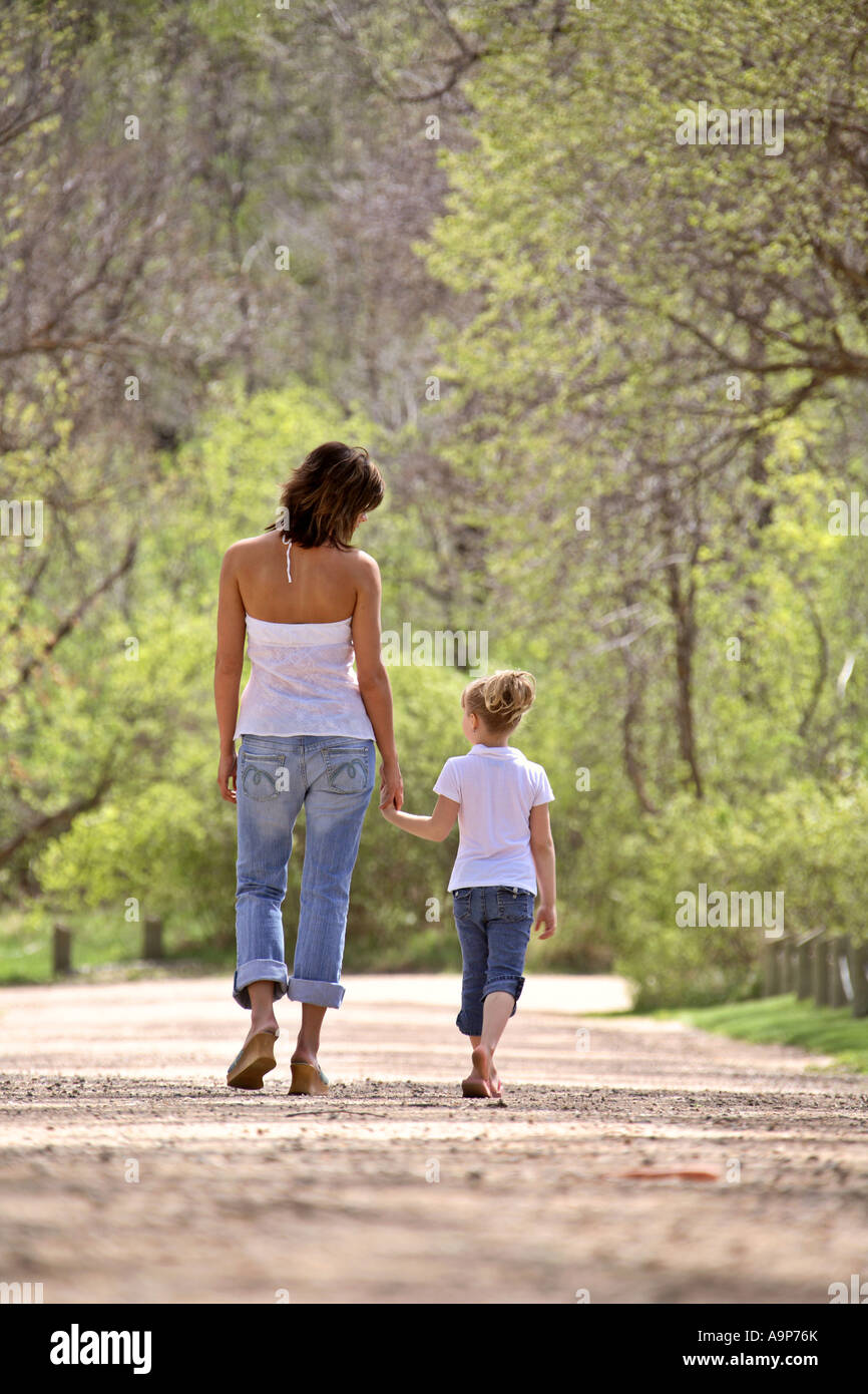 Mutter und Tochter auf Outdoor-Ausflug Stockfoto