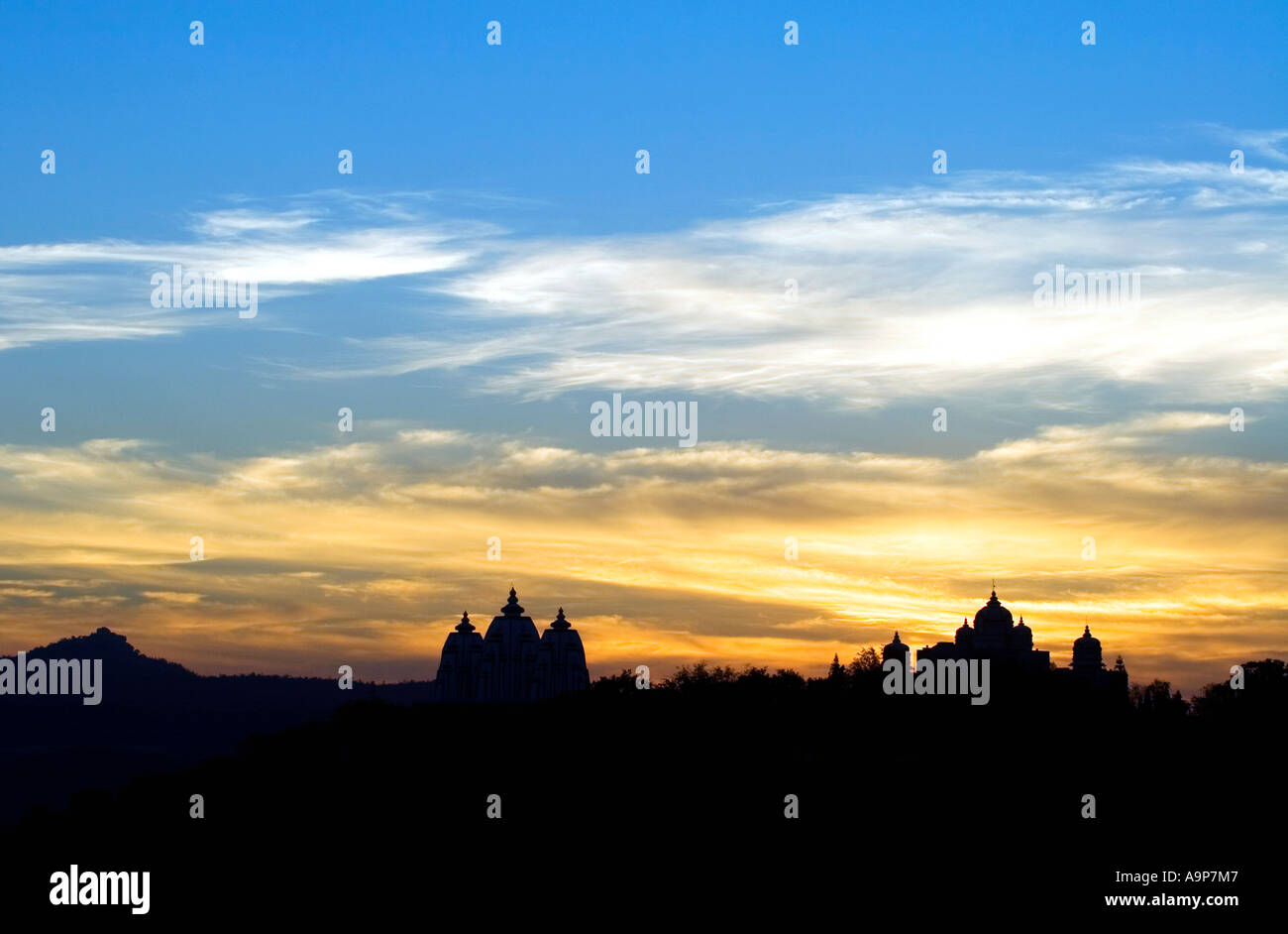 Sonnenaufgang über Sathya Sai Baba Ashram in Puttaparthi Architekturgebäude Silhouetten zeigen. Andhra Pradesh, Indien Stockfoto