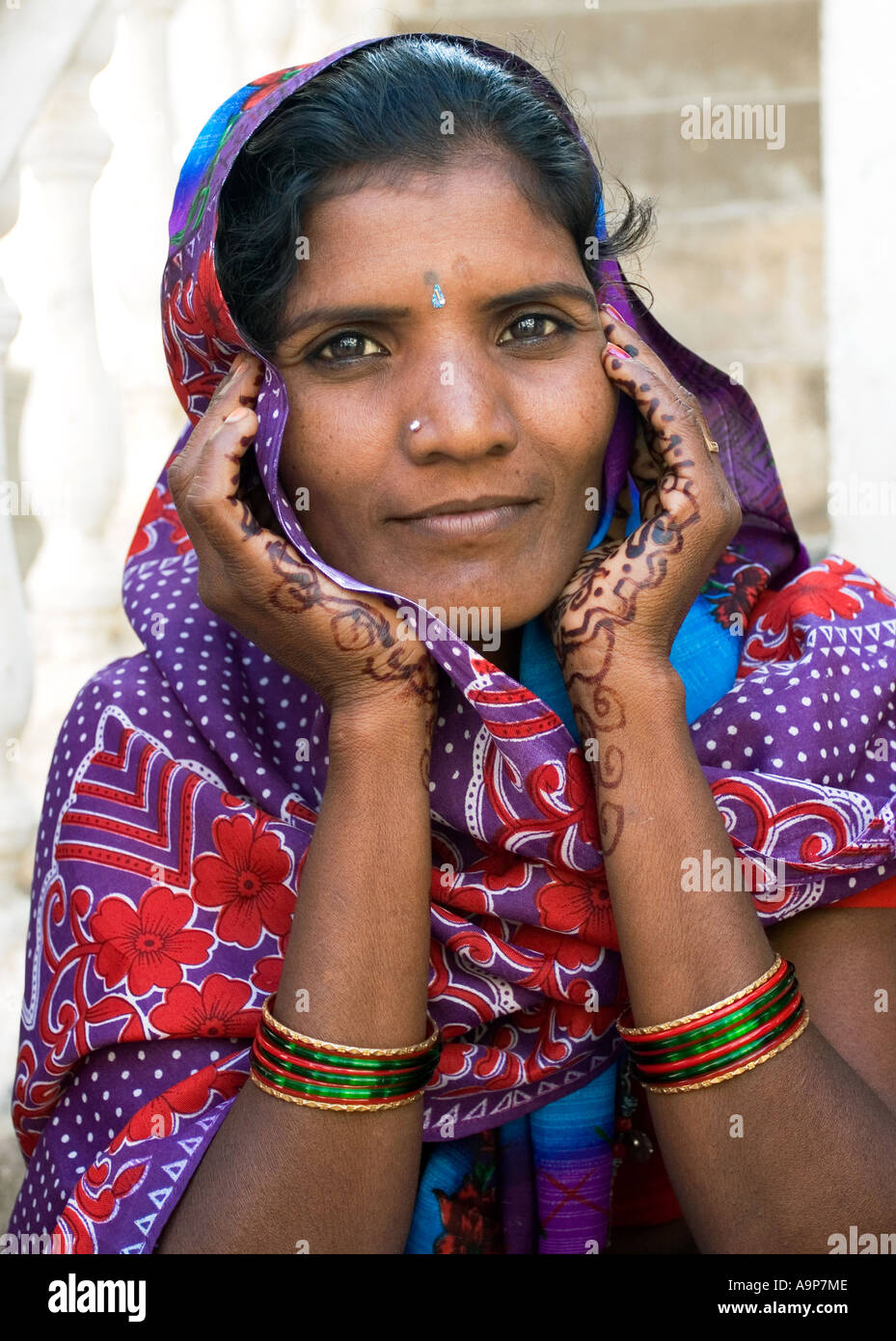 Indische Frau Portrait mit Henna Hände Stockfoto