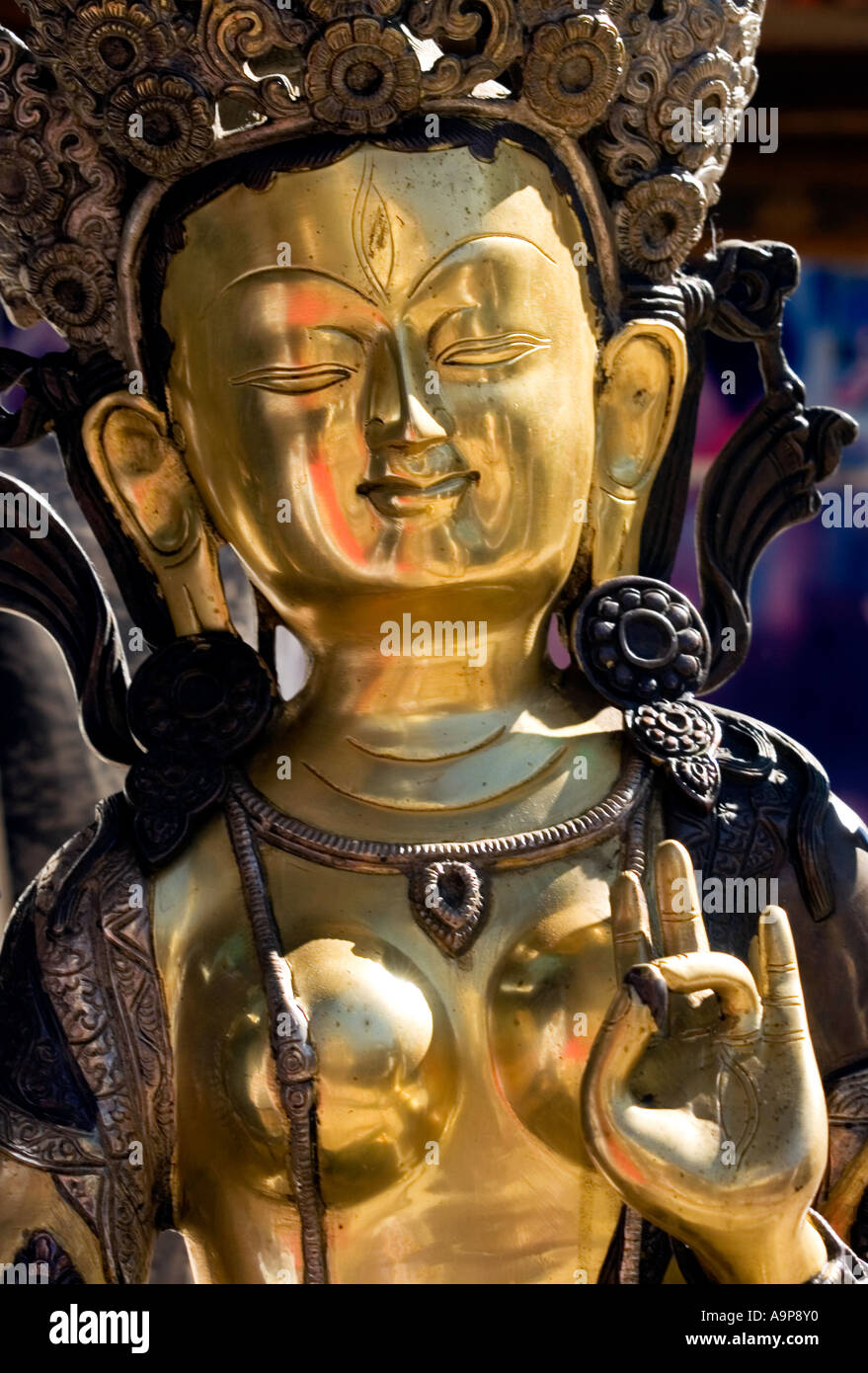 Weibliche tibetische Gottheit Statue Prajnaparamita glitzert im Morgenlicht Stockfoto
