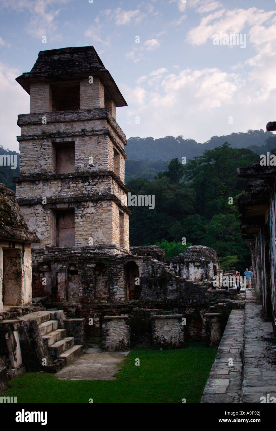 Der Palast El Palacio, Palenque, archäologische Maya-Ruine, Chiapas, Mexiko Stockfoto