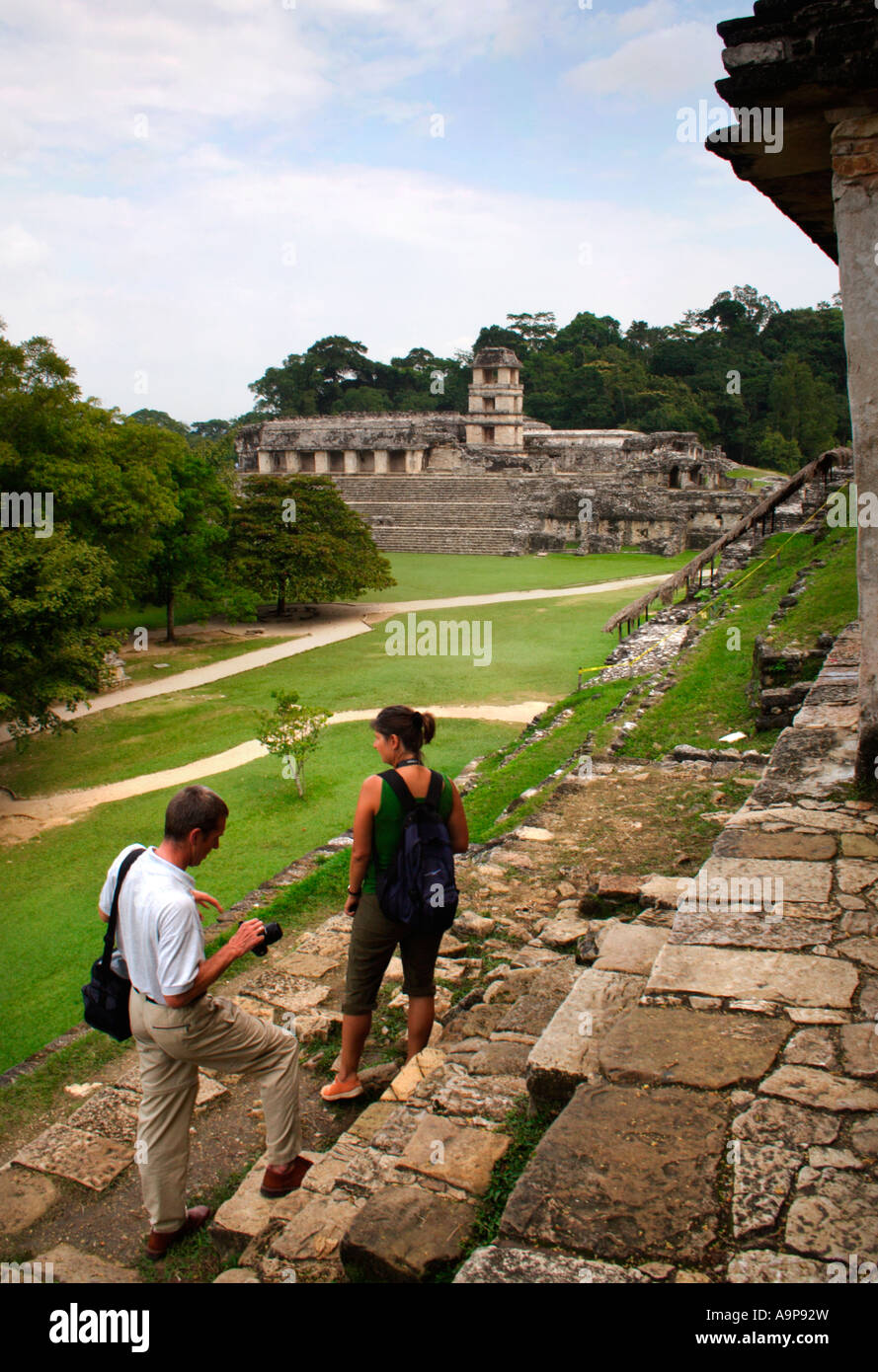 Touristischen Blick auf Tempel in Palenque, archäologische Maya Ruine, Chiapas, Mexiko Stockfoto