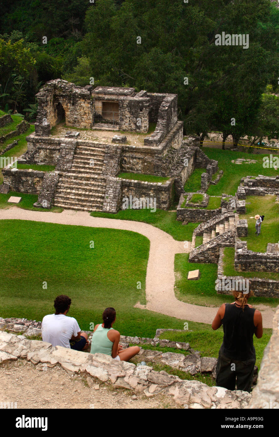 Touristen in Palenque anzeigen Tempel des Standortes archäologische Maya-Ruine in Chiapas, Mexiko Stockfoto