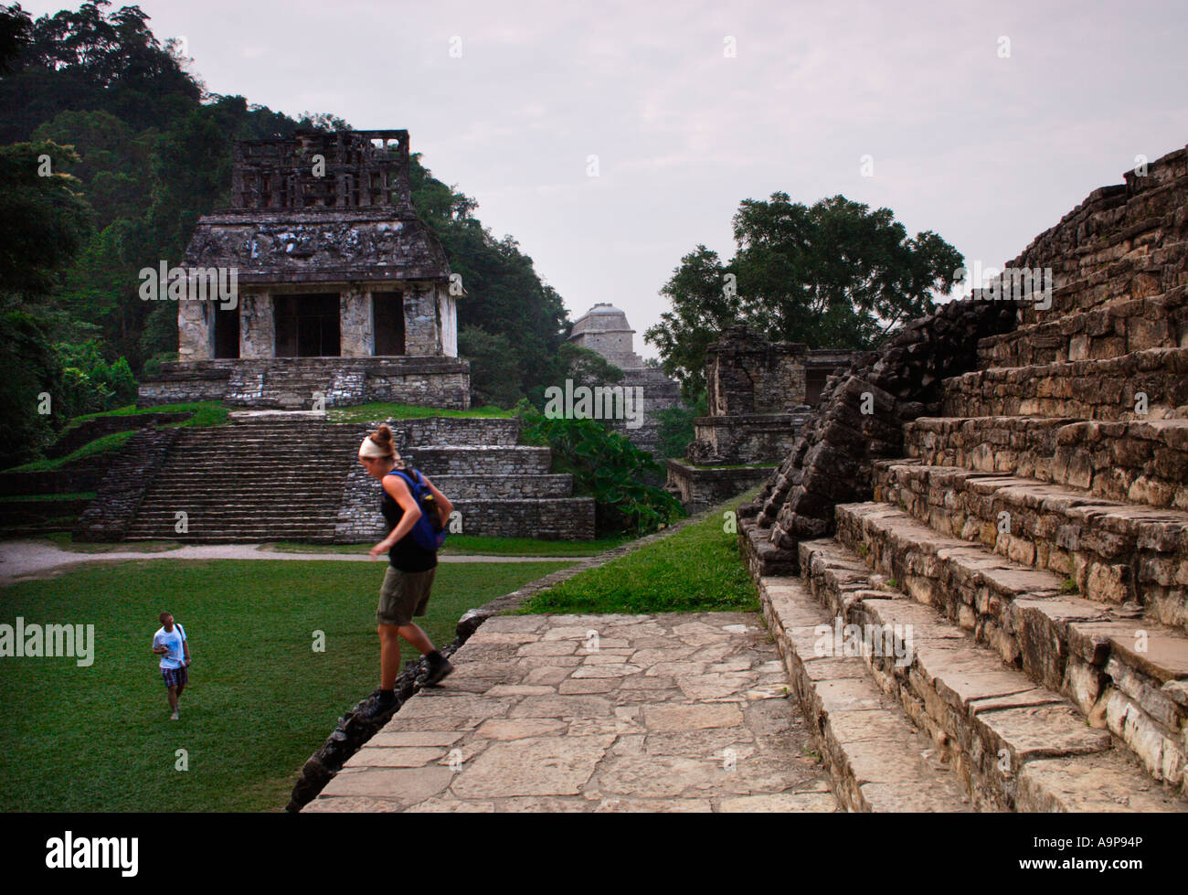 Frau steigt die Stufen des Tempels des Kreuzes, archäologische Maya-Ruine Standort und Museum, Chiapas, Mexiko Stockfoto
