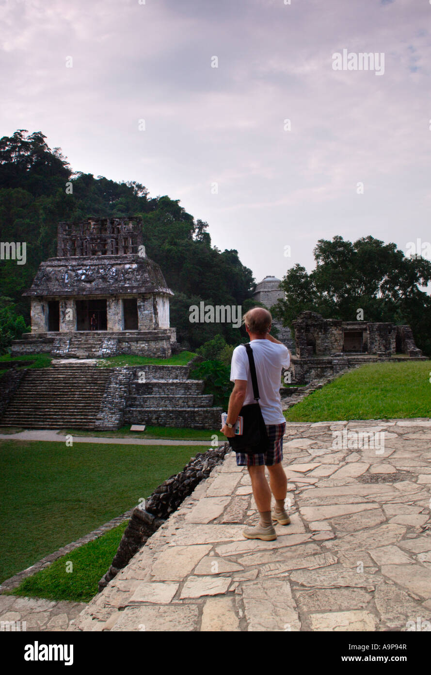 Ein Tourist Fotos den Tempel der Sonne in Palenque, die archäologische Maya-Ruine Standort und Museum, Chiapas, Mexiko Stockfoto