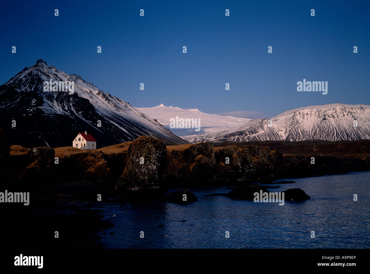 Arnarstapi und dem Gletscher Snaefellsjökull Stockfoto