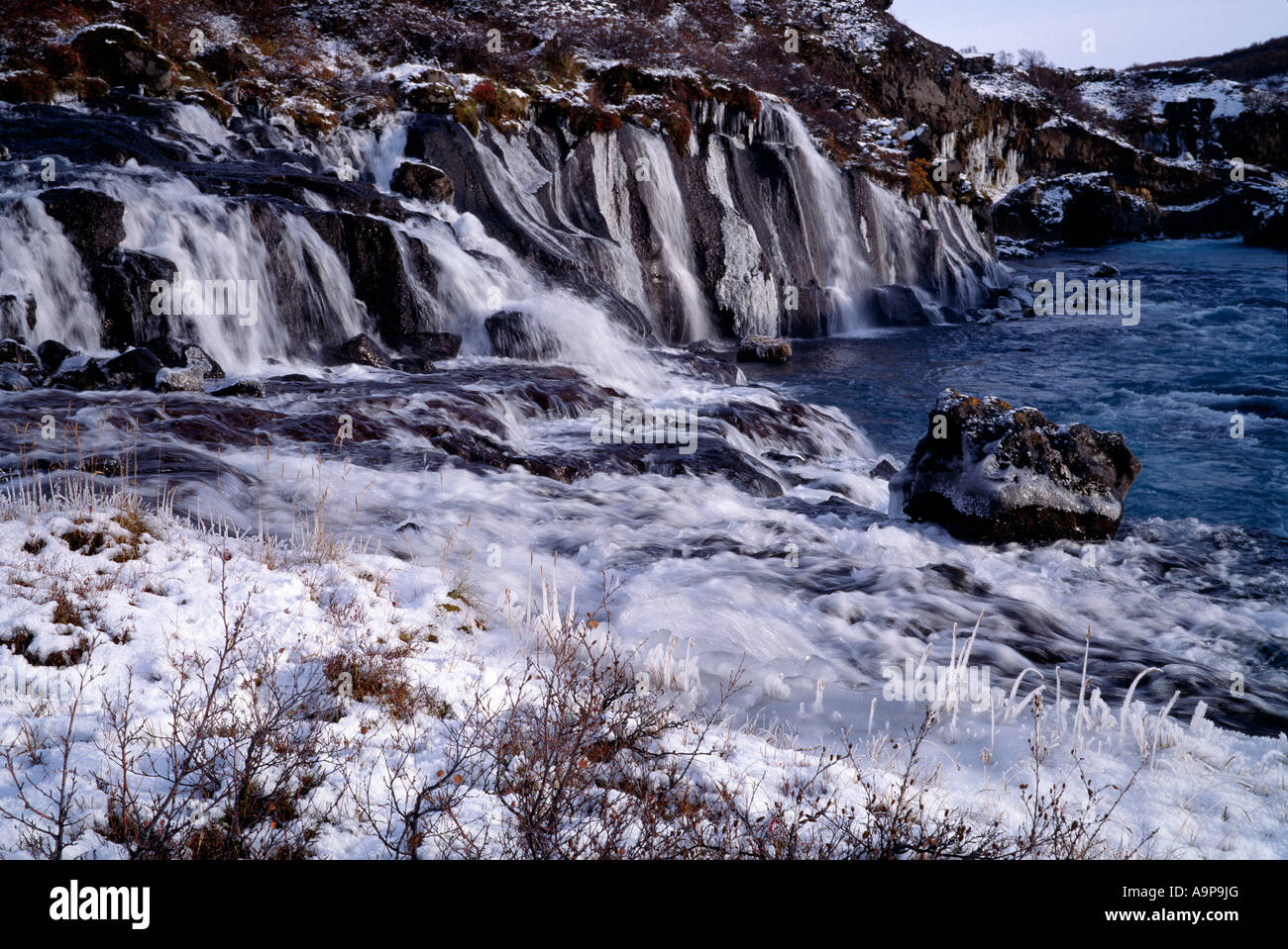 Der Wasserfall Barnafossar im Borgarfjörður im winter Stockfoto