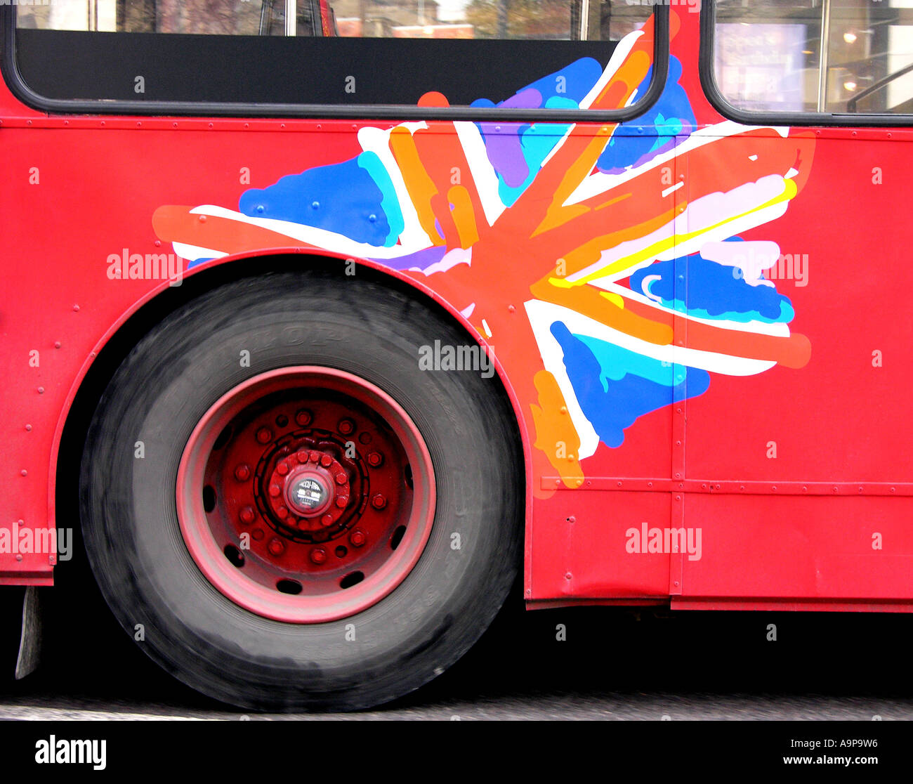 Union Jack-Artwork auf der Seite einen roten Doppeldecker-Bus im Stadtzentrum von Oxford. Oxfordshire, Vereinigtes Königreich Stockfoto