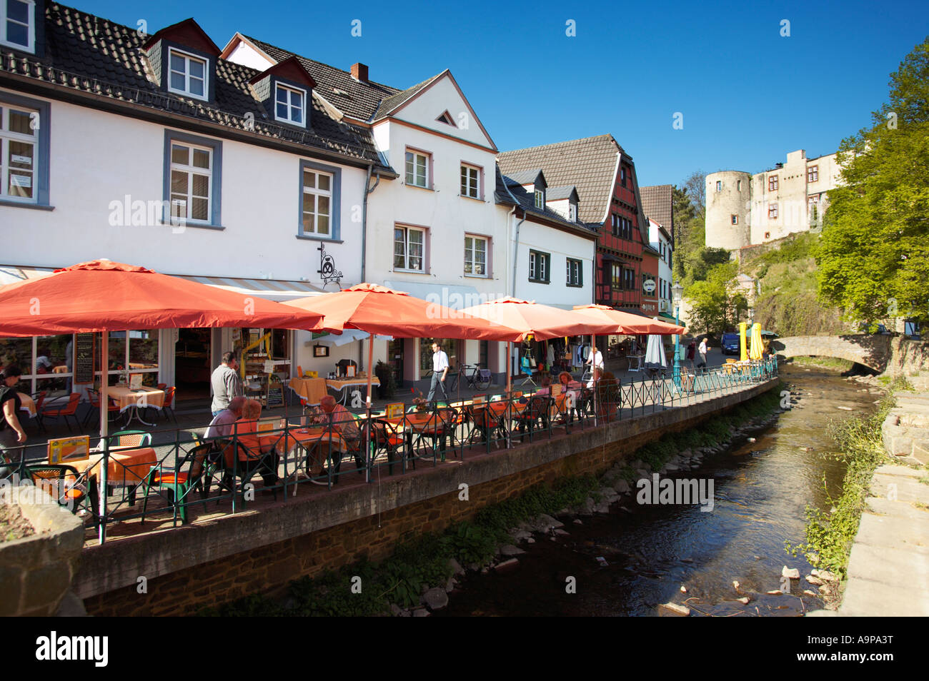 Straßencafés durch die Erft im historischen Bad Munstereifel, Rheinland, Deutschland, Europa Stockfoto