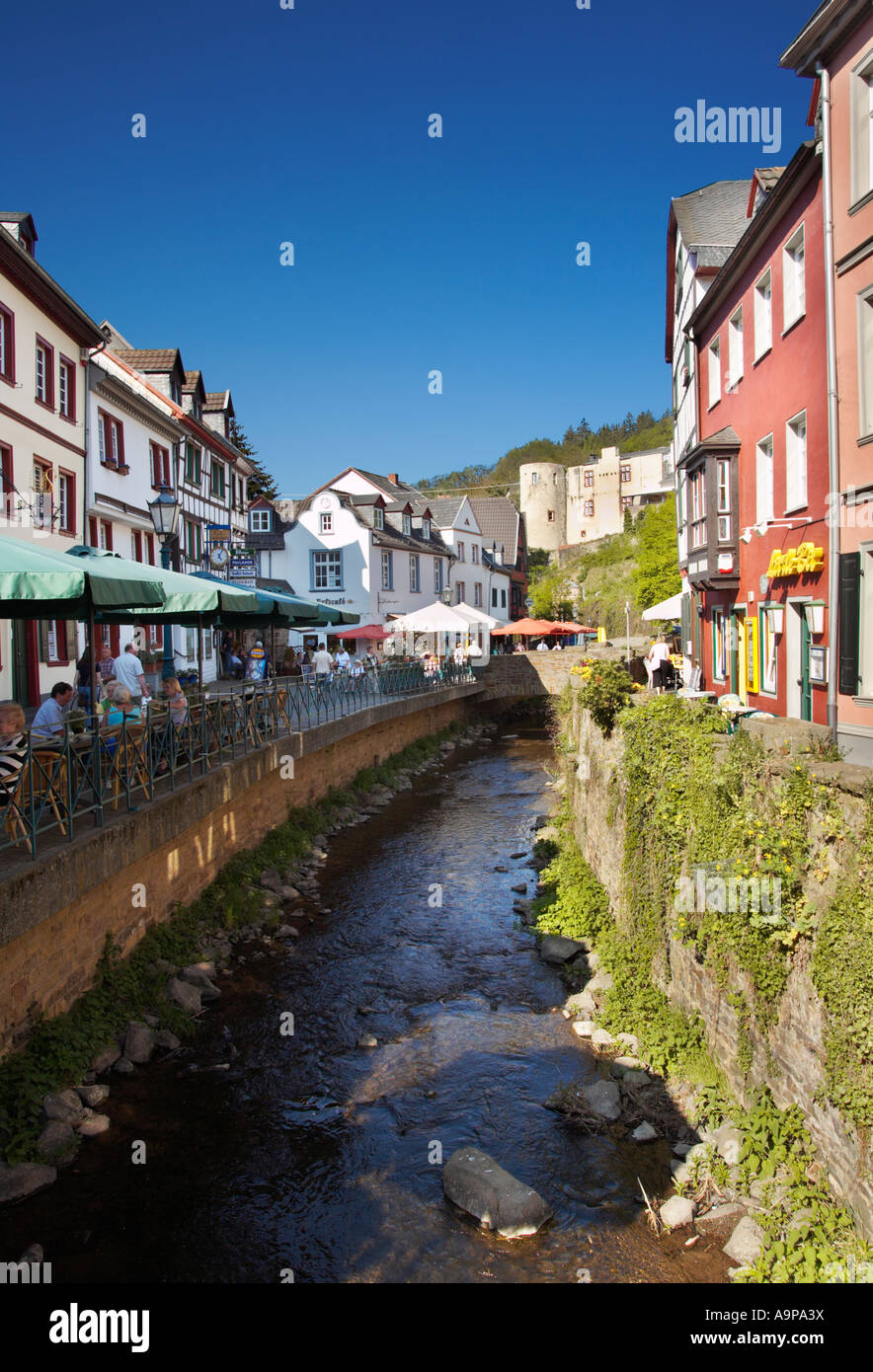 Straßencafés durch den Fluss Erft in Bad Munstereifel alte Stadt, Deutschland, Europa Stockfoto