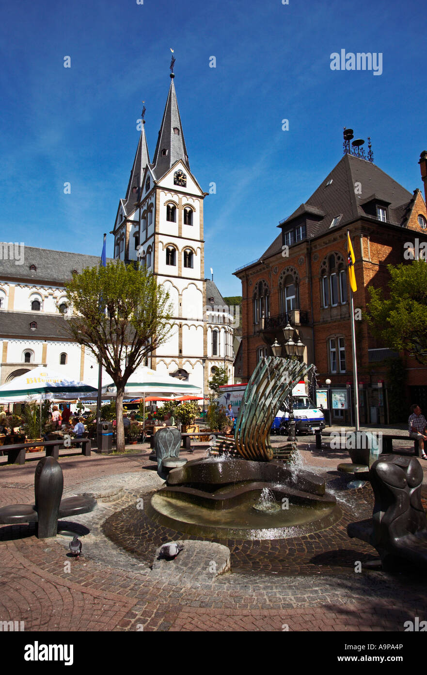 St. Severus Kirche und Brunnen am Markt Platz Boppard Rheinland Deutschland Europa im Sommer Stockfoto