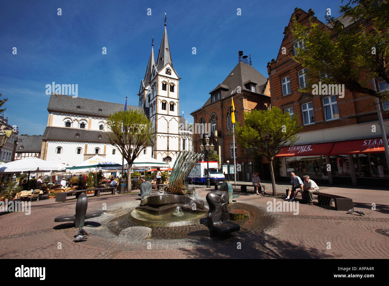 St. Severus Kirche und Brunnen am Markt Platz Boppard Rheinland Deutschland Europa Stockfoto