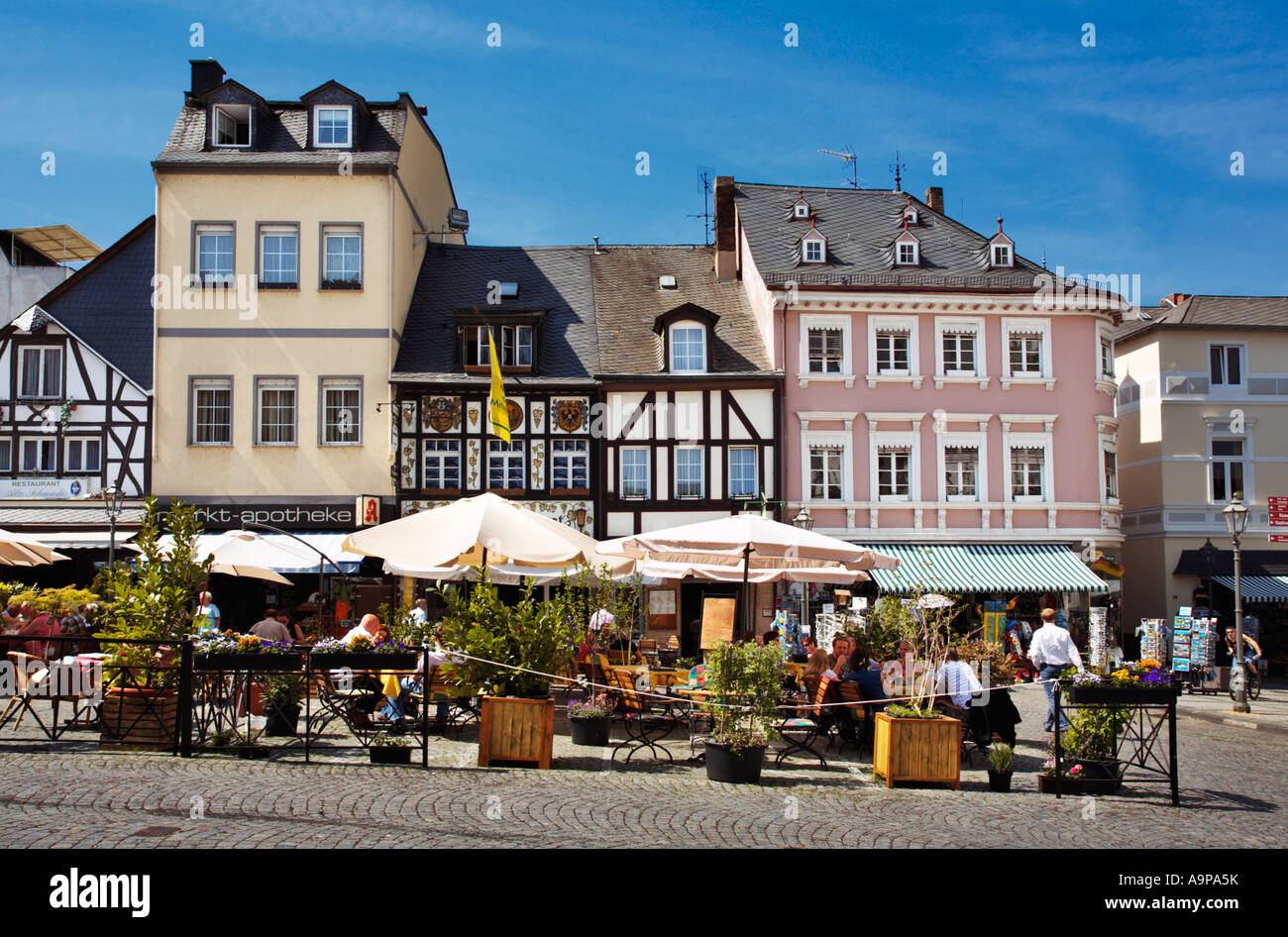 Deutschland, Rheinland - Fachwerkhäuser, Cafés und Geschäfte auf dem Marktplatz in Boppard am Rhein, Rhein, Deutschland Stockfoto