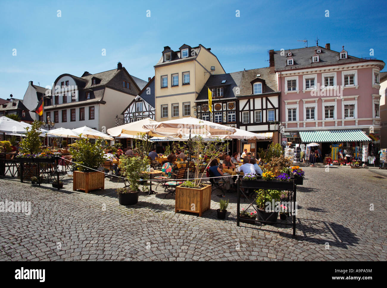 Marktplatz in Boppard im Rheintal, Rheinland-Pfalz, Deutschland Europa mit halben Fachwerkhäuser, Café und Geschäfte Stockfoto