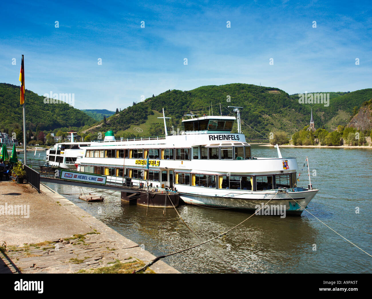 Deutschland - Rhein-Kreuzfahrtschiff an der Flussufer in Boppard am Rhein, Europa Stockfoto